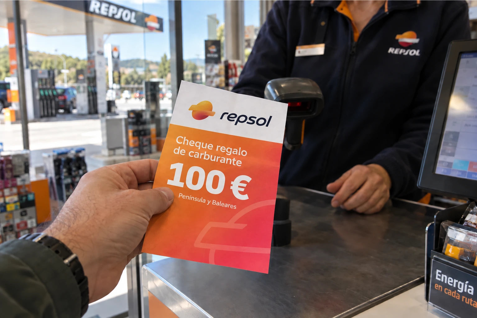 Una mano presenta un cheque de carburante en el lector de la estación